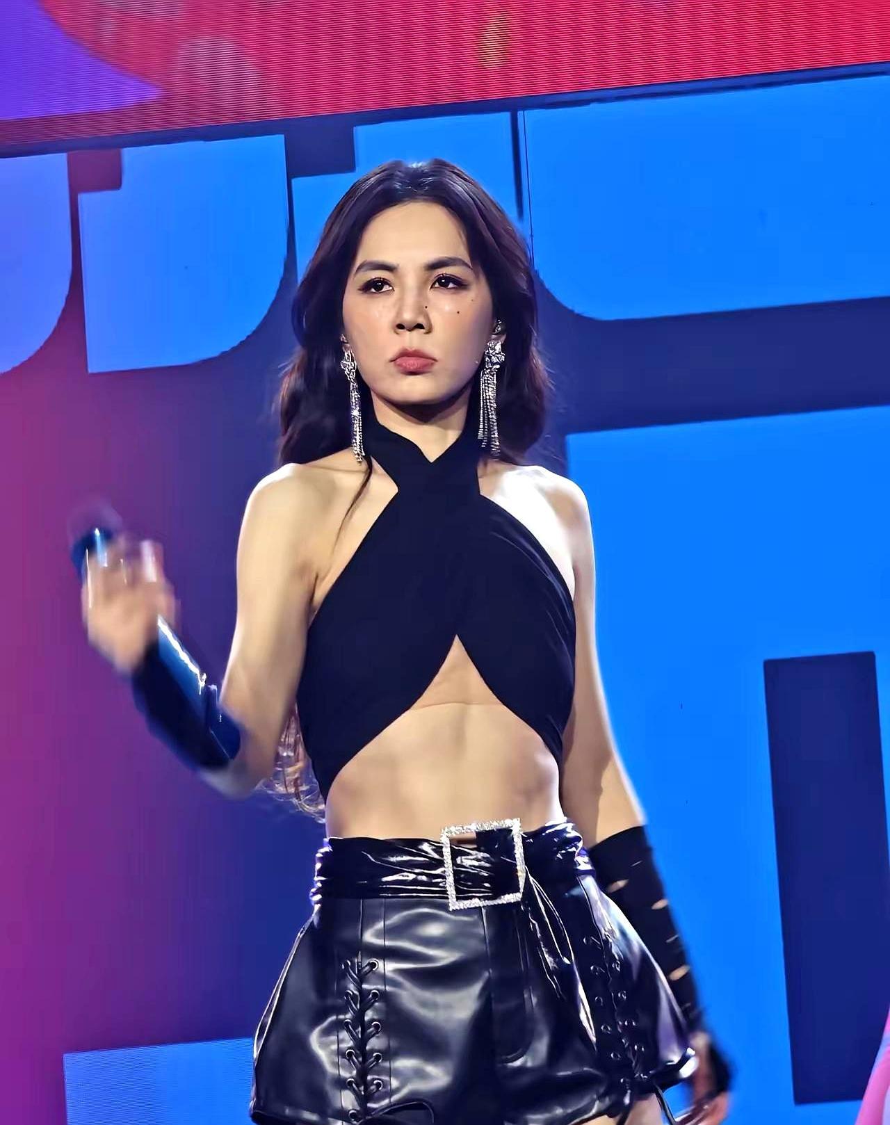 44岁Ella的16.7%体脂，戳破了太多人的年龄借口。西安演唱会现场，她