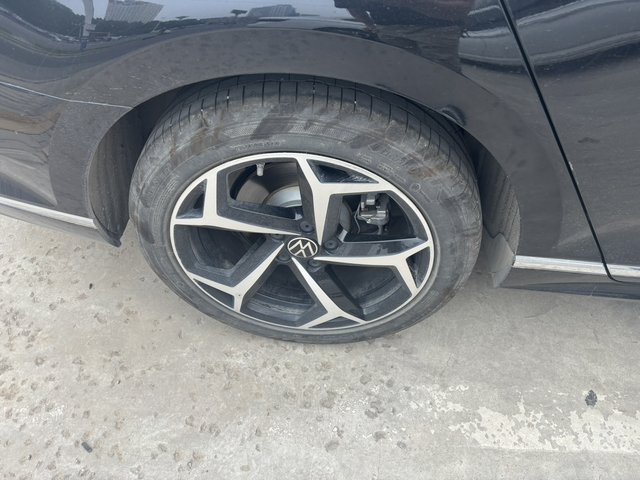 轮胎怎么回事请问广大的网友这是什么痕迹？四条轮胎都有，应该不像是蹭出来的。