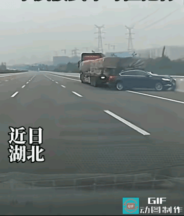 从视频可以看出大货车在高速路上正常行驶，没有明显违规之处；小轿车在其他车道正常行