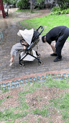 哈哈，爸爸带娃[捂脸哭]