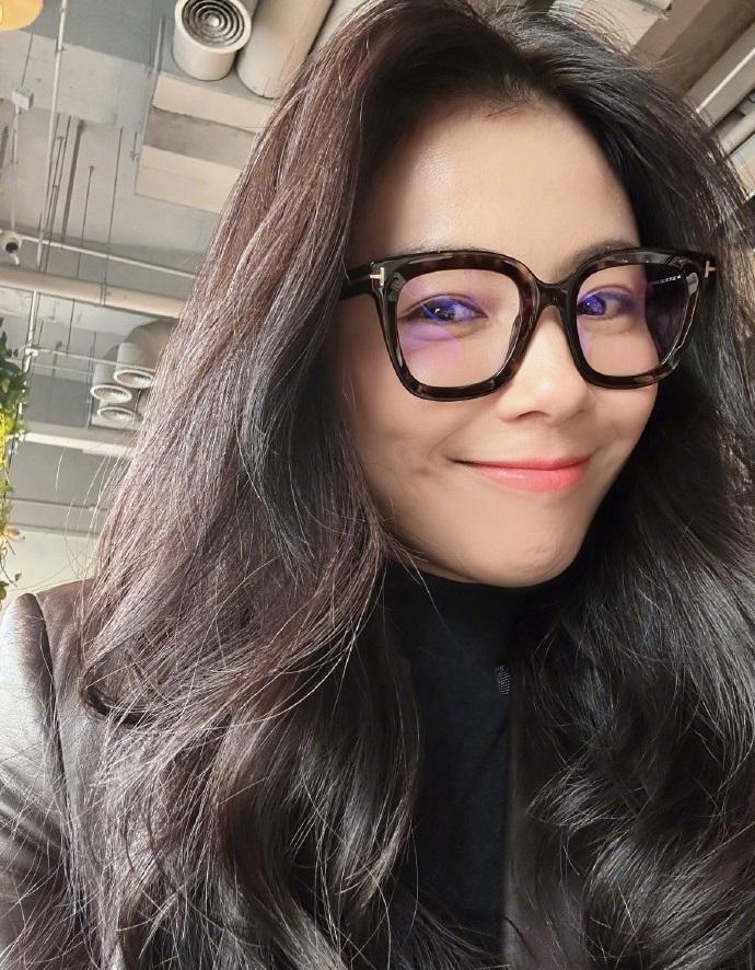 今天刘涛现身机场，这回她搭配的很酷，看上去也很有气势，还特别的洒脱。刘涛上身