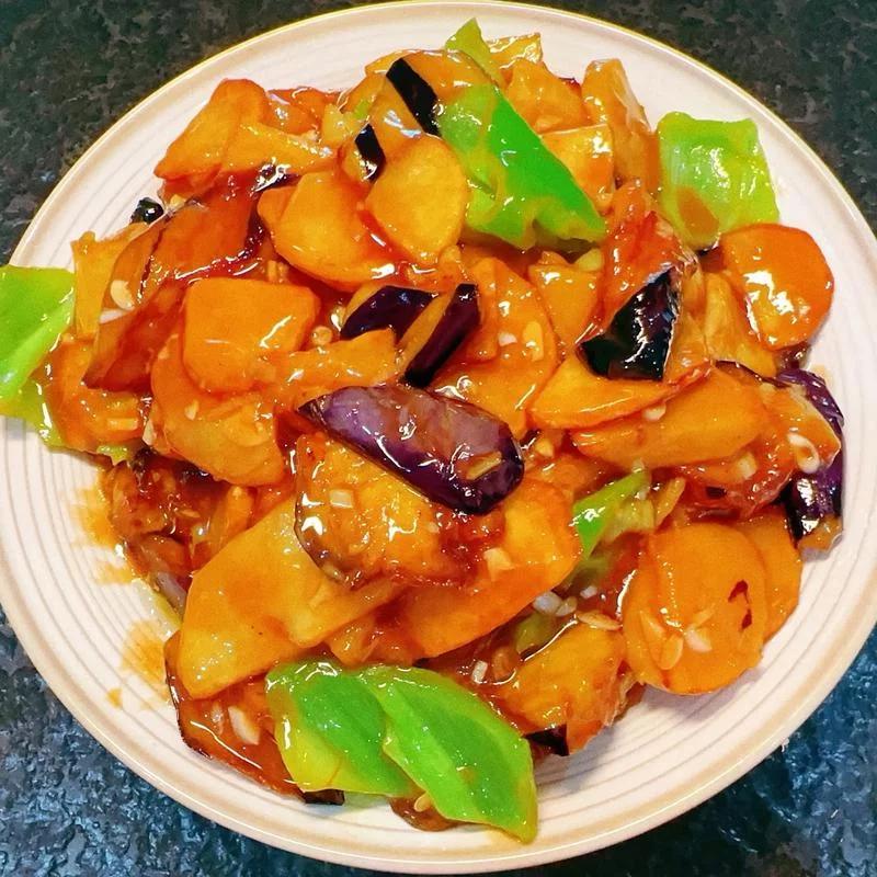 东北排名第一的素菜是什么我最爱吃的东北素菜是（排名不分先后）：地三鲜、尖椒干豆