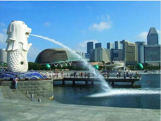 新加坡从来就不亲华，源于历史原因，虽然大家知道新加坡在二战期间涌现出很多爱国华侨