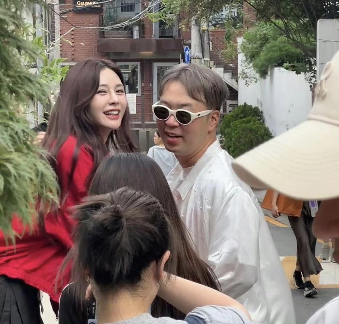 沈梦辰和杜海涛在韩国街头逛街被网友偶遇，还拍了合影，哈哈，杜海涛还是这样憨憨的！