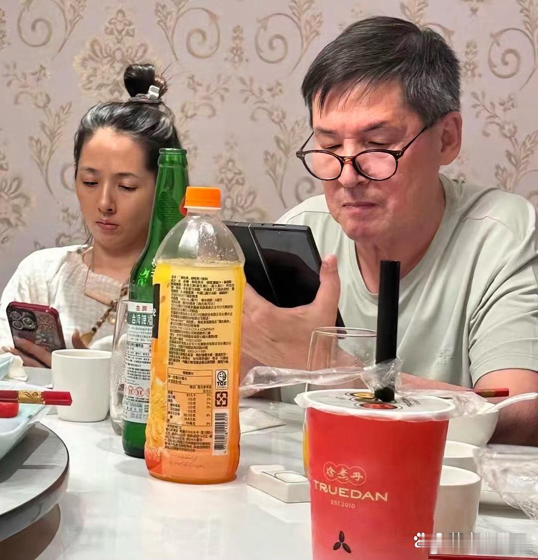 向佐又去台北看望老婆和岳父，一家10口人吃饭特别热闹。42岁郭碧婷没化妆坐在爸爸
