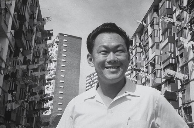 1965年，新加坡宣布独立，李光耀当即决定废除汉语，并将官方语言改为英语。而在彼