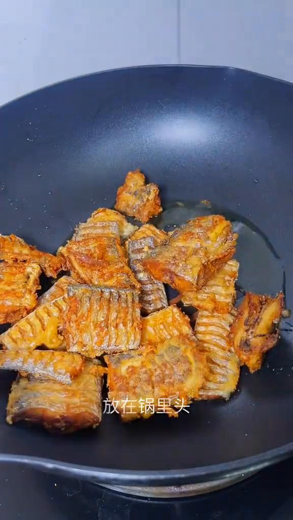 红烧带鱼。我想吃炖的红烧带鱼。·洗干净的带鱼段下油锅炸，炉子封门打开，火烧的