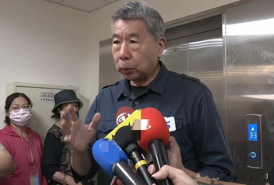 张亚中留下一句“我自横刀向天笑，去留肝胆两昆仑”，发文退出政坛。张亚中就是“