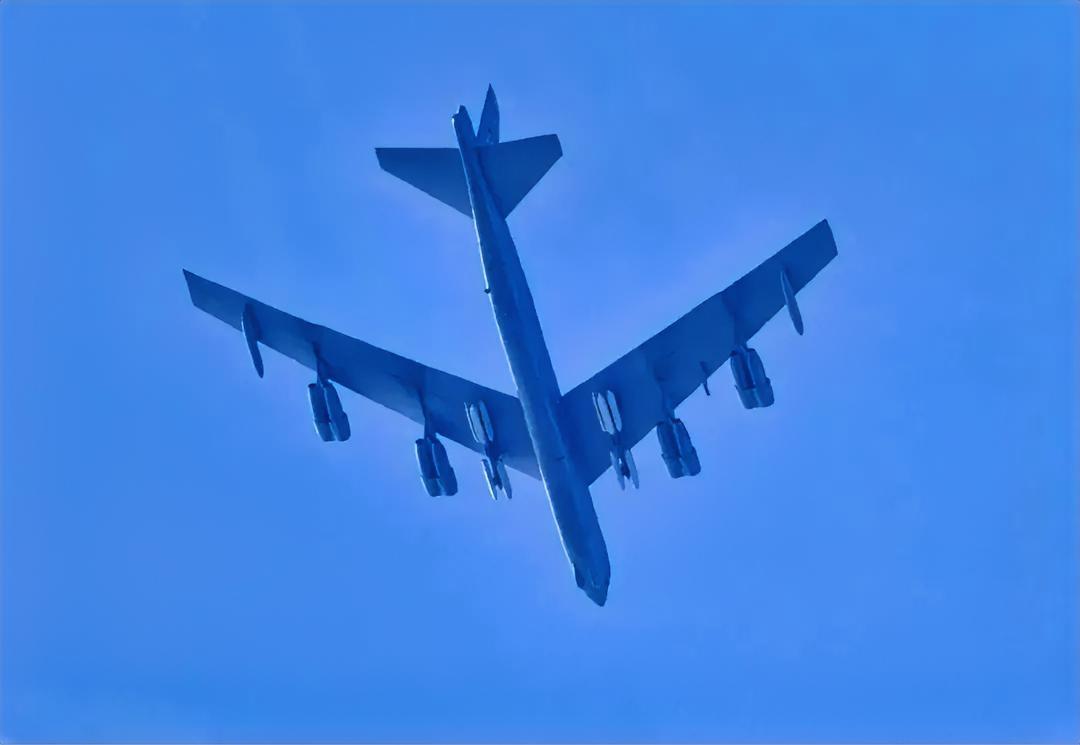 这是美国波音B-52“同温层堡垒”亚音速远程战略轰炸机，是人类航空史上服役时间最