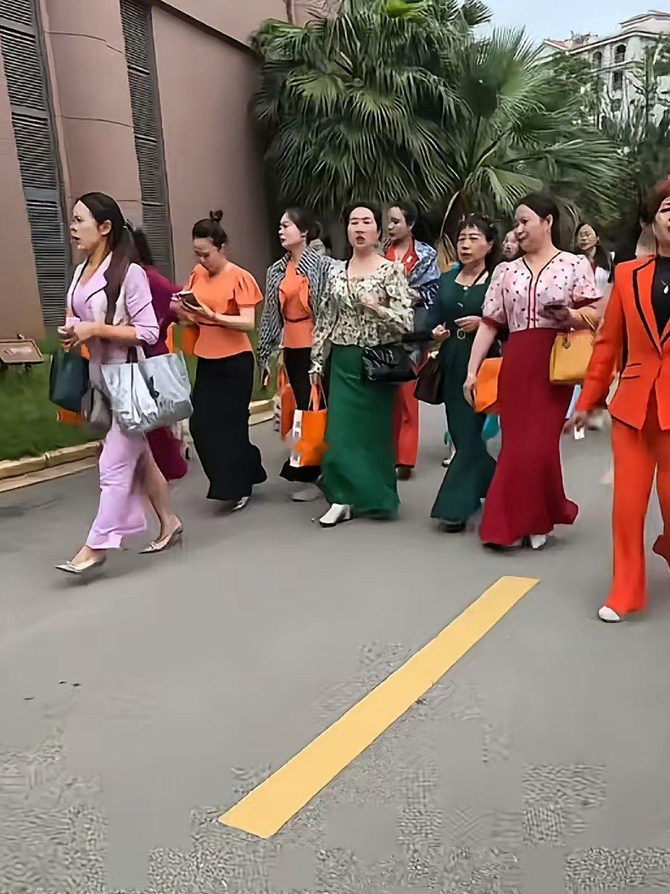如果你妻子或者是女朋友天天穿上塑型衣在外招摇撞骗靠忽悠人家挣钱，你支持她做这个事