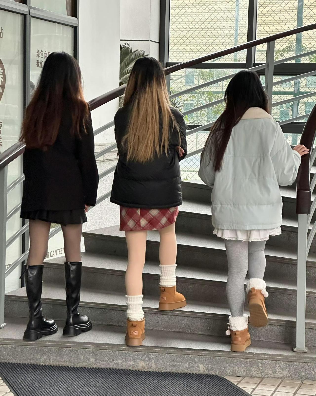 现在的女生冬天也要露腿，一年四季都能看到美腿，真好！冬季美女