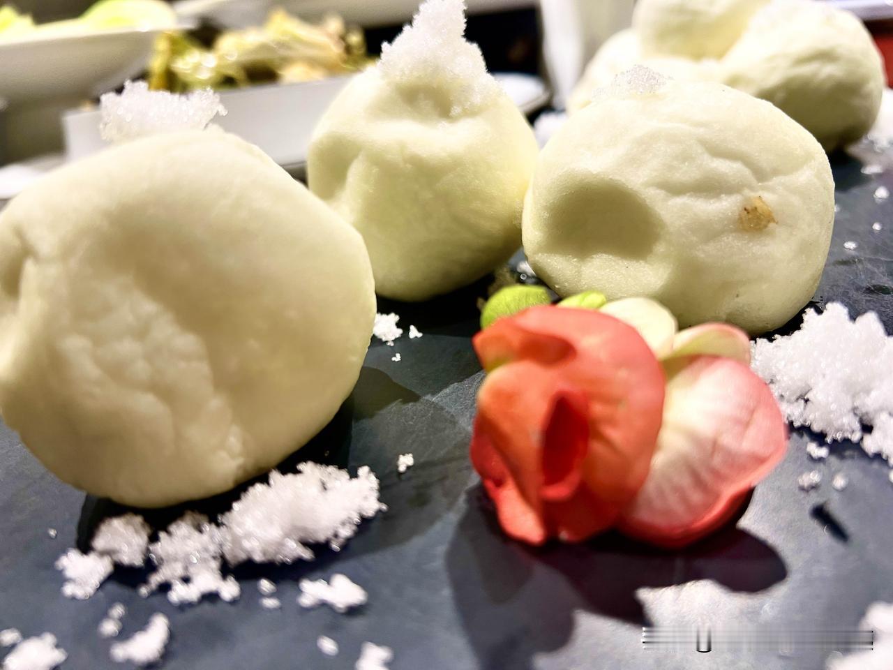 这道菜，谁还记得它的名字吗？晚餐时，老板娘赠了这道菜，让人眼前一亮。这菜在前