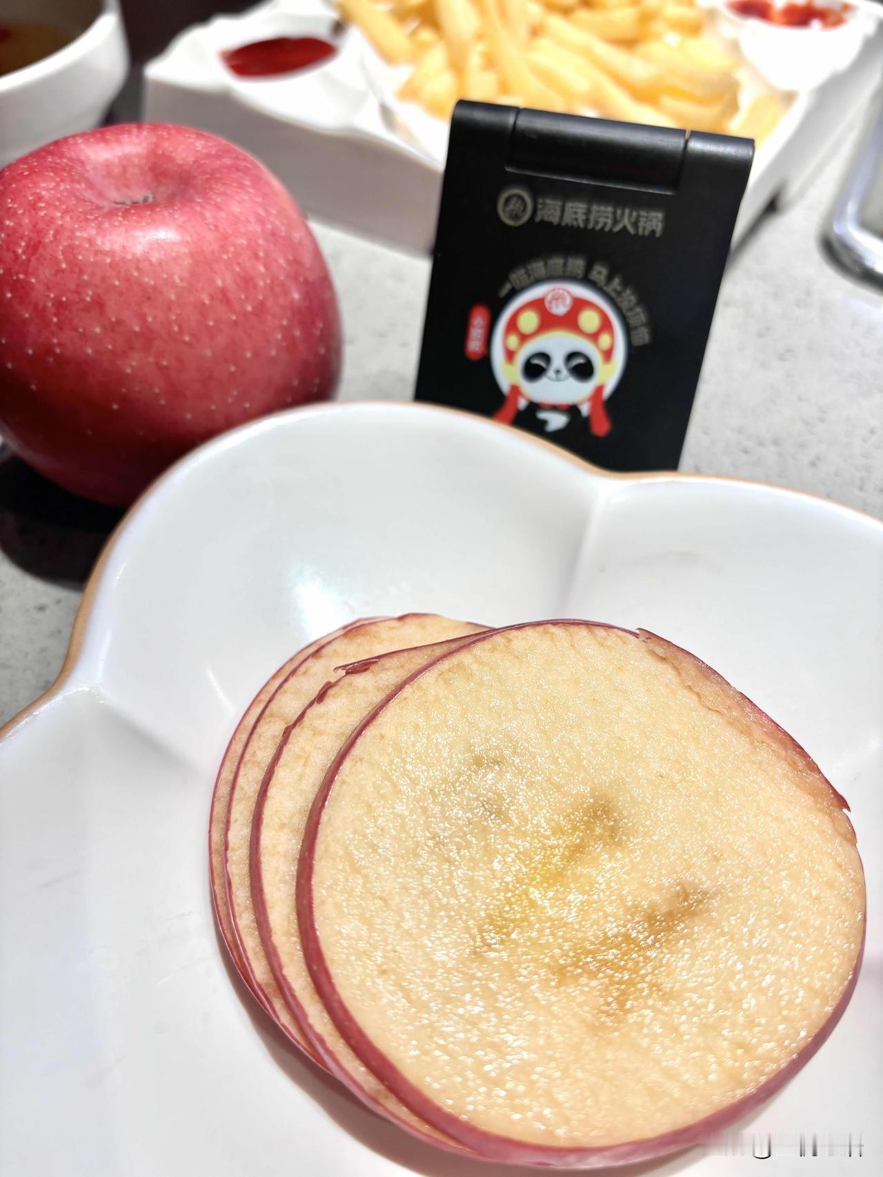 一个苹果，让我记了海底捞好几年以前上学时，总一个人去吃海底捞。那会儿就爱啃切