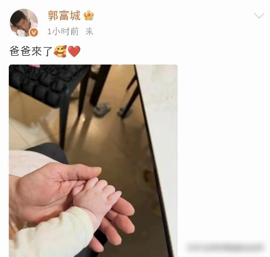 深夜十点，郭富城只发了4个字，配了张图，底下几万条评论，都在心疼这个男人。他