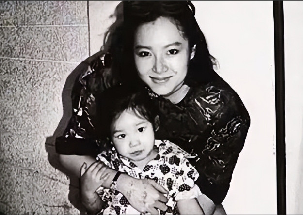 1984年，26岁的恬妞嫁给了印尼富豪，结婚当晚，她才知道老公已经有了一个妻子，