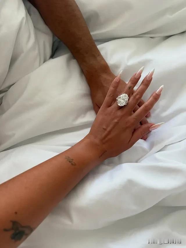 百万美元钻戒求婚，相恋9年C罗成功求婚乔治娜!今天C罗的女朋友乔治娜在社媒上