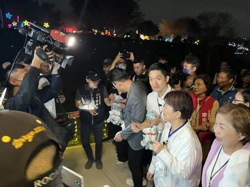 卢秀燕全程“牵紧紧”蒋万安访美前“姐弟”合体引发关注中台湾灯会明天闭幕，台北