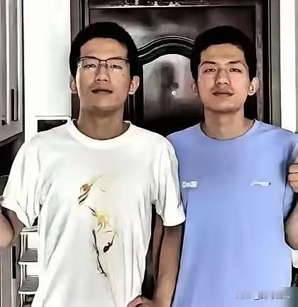 很多家长为了小孩成长报补习班，结果连二本都考不上，瞧瞧吧，安徽阜阳一对双胞胎，哥