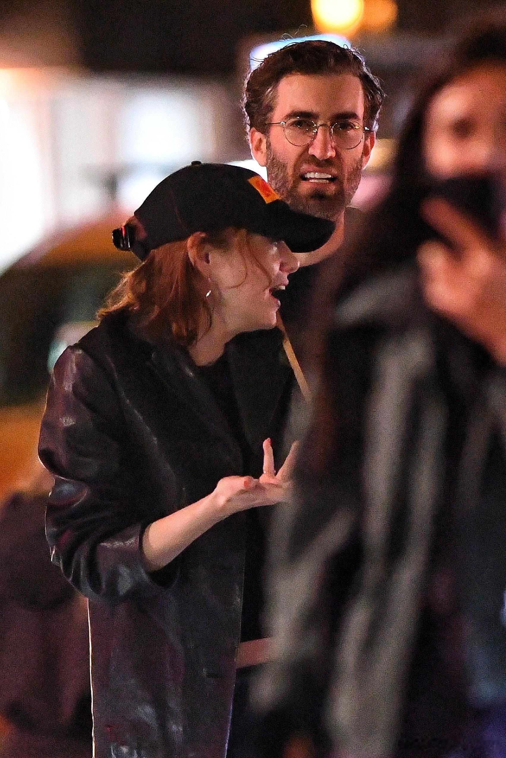 Emmastone艾玛斯通和老公DaveMcCary在纽约外出，和朋友就餐后