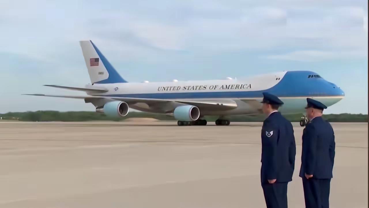 什么叫画虎不成反类犬？看到我们的子弟兵在空军一号来到身边的时候纹丝不动被全球