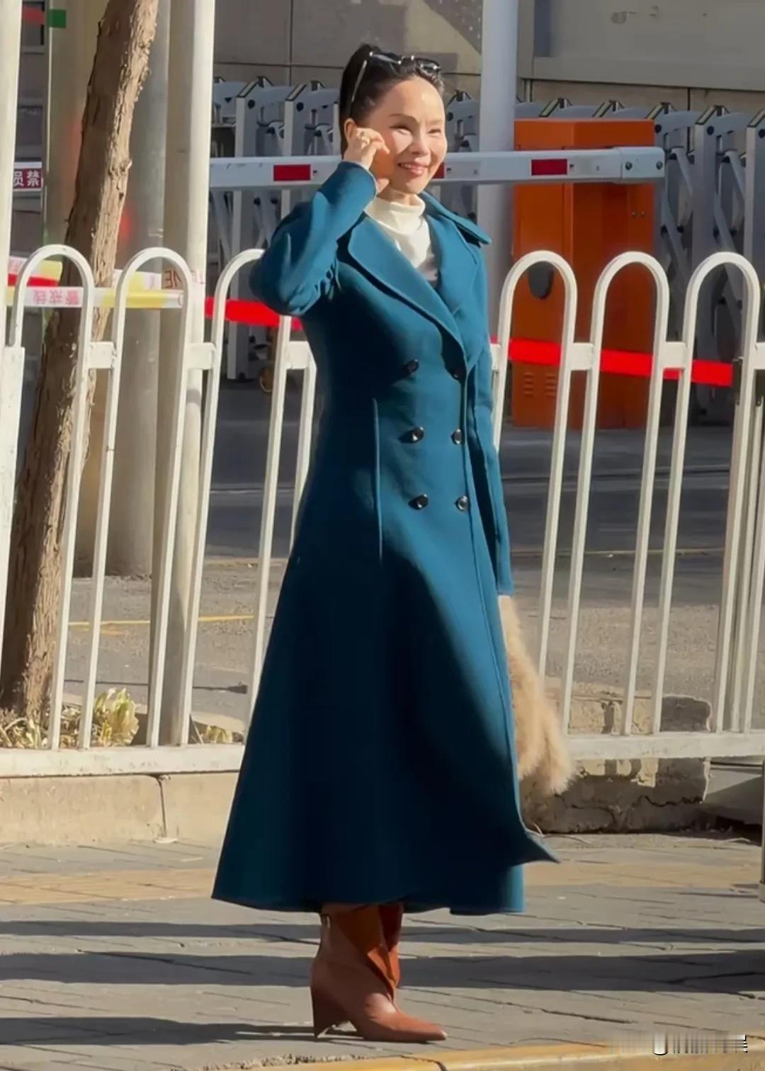 伊能静现身春晚彩排，实话说，本人看着超级年轻，就是脸有点肿。她扎着高马尾，穿着