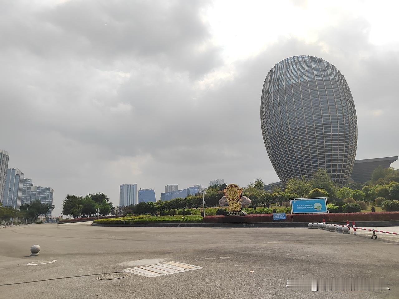 不知是哪位“天才”发明了“内卷”这个词，着实令人作呕。这词儿的“高明”就在于，