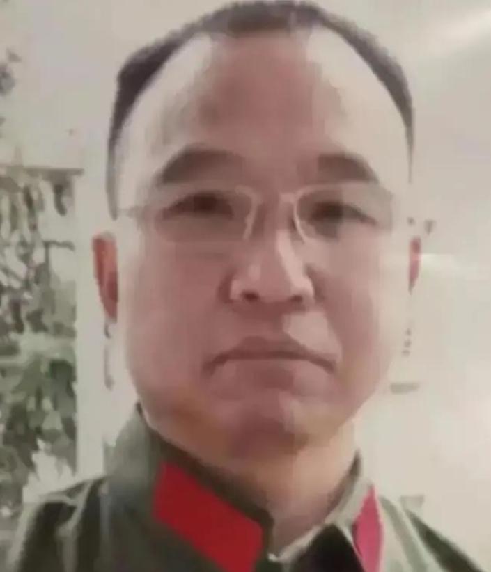 1984年，战士李陶雄中弹牺牲，送葬途中遗体竟两次从车上跌落，护士郑英察觉异样，