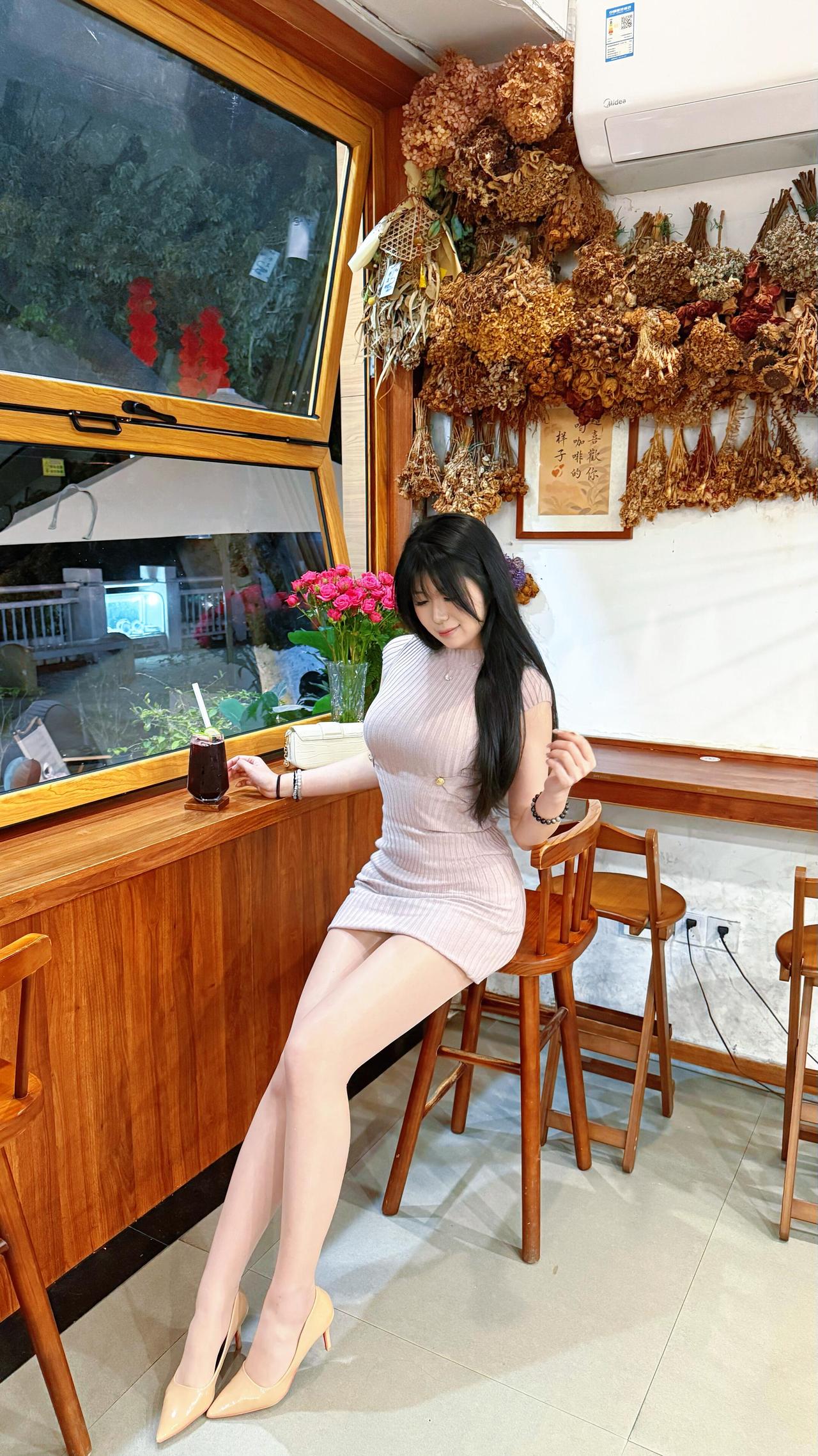 《窗边佳人·粉黛流光》暖阳斜照木窗旁，干花垂挂满墙香。绿植点缀添生气，咖啡