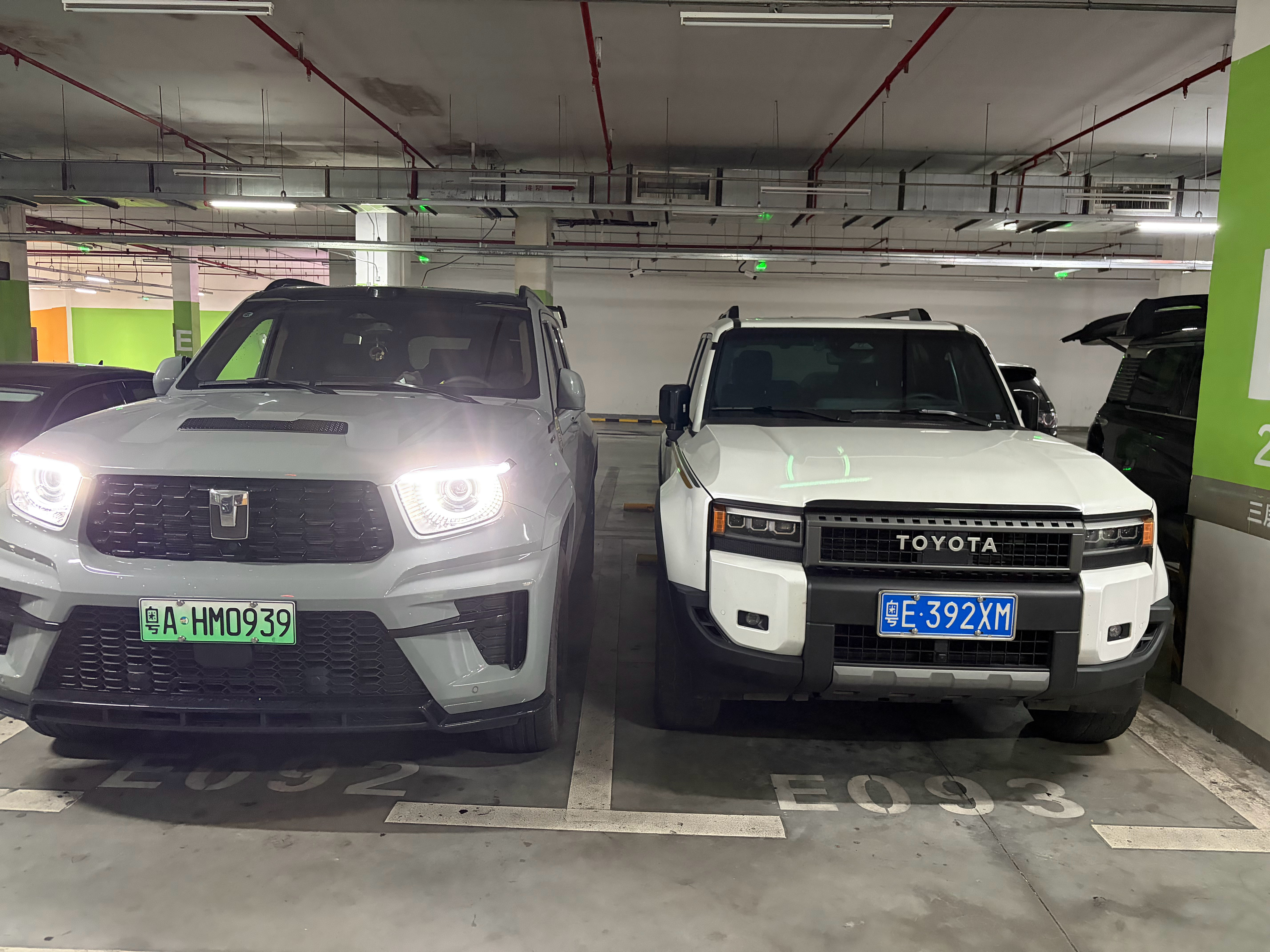 单说外观，坦克700和丰田普拉多谁好看？两台车的技术路线几乎就是一样的。坦克70