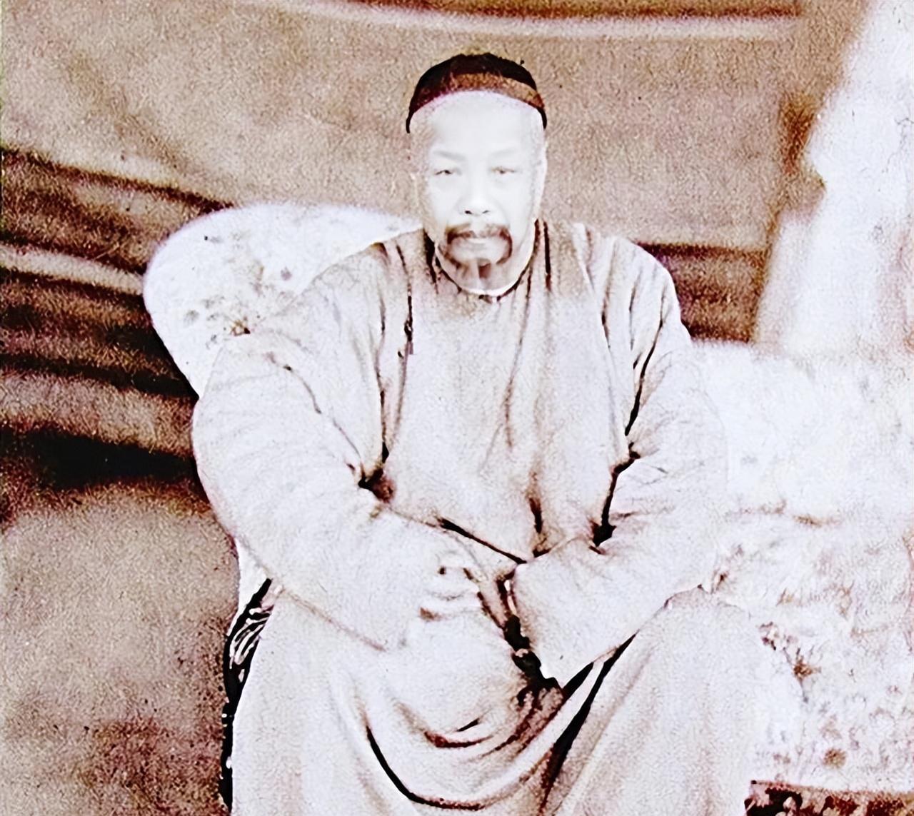 1859年，被英军抓住的两广总督叶名琛，在印度拍下了这张珍贵的老照片。这位曾经