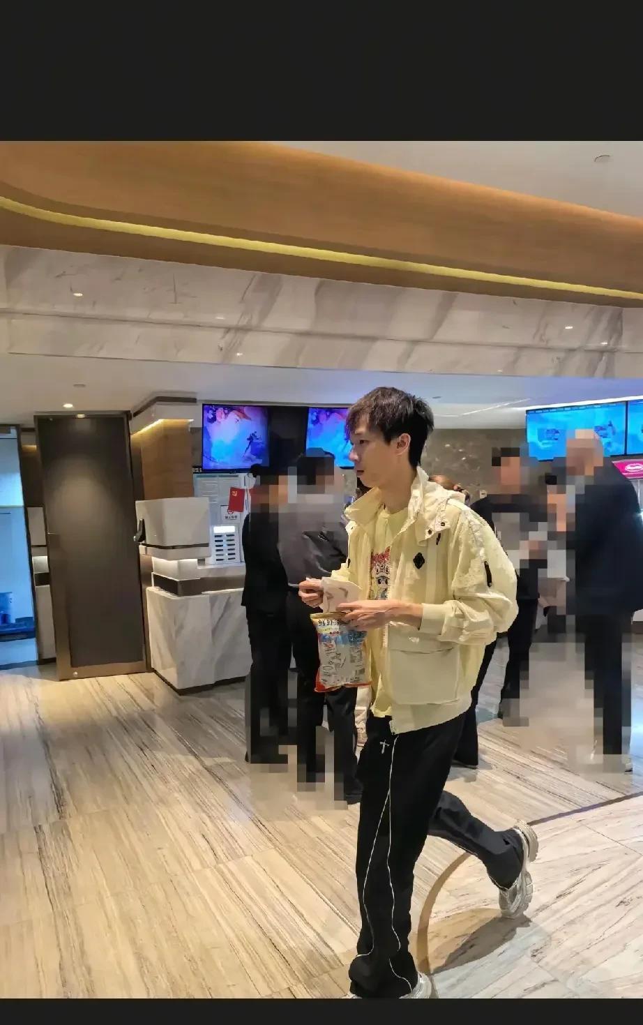 5月27日，王曼昱和林高远各忙各的，一个扎进工作局，一个溜进电影院，这俩的忙碌样