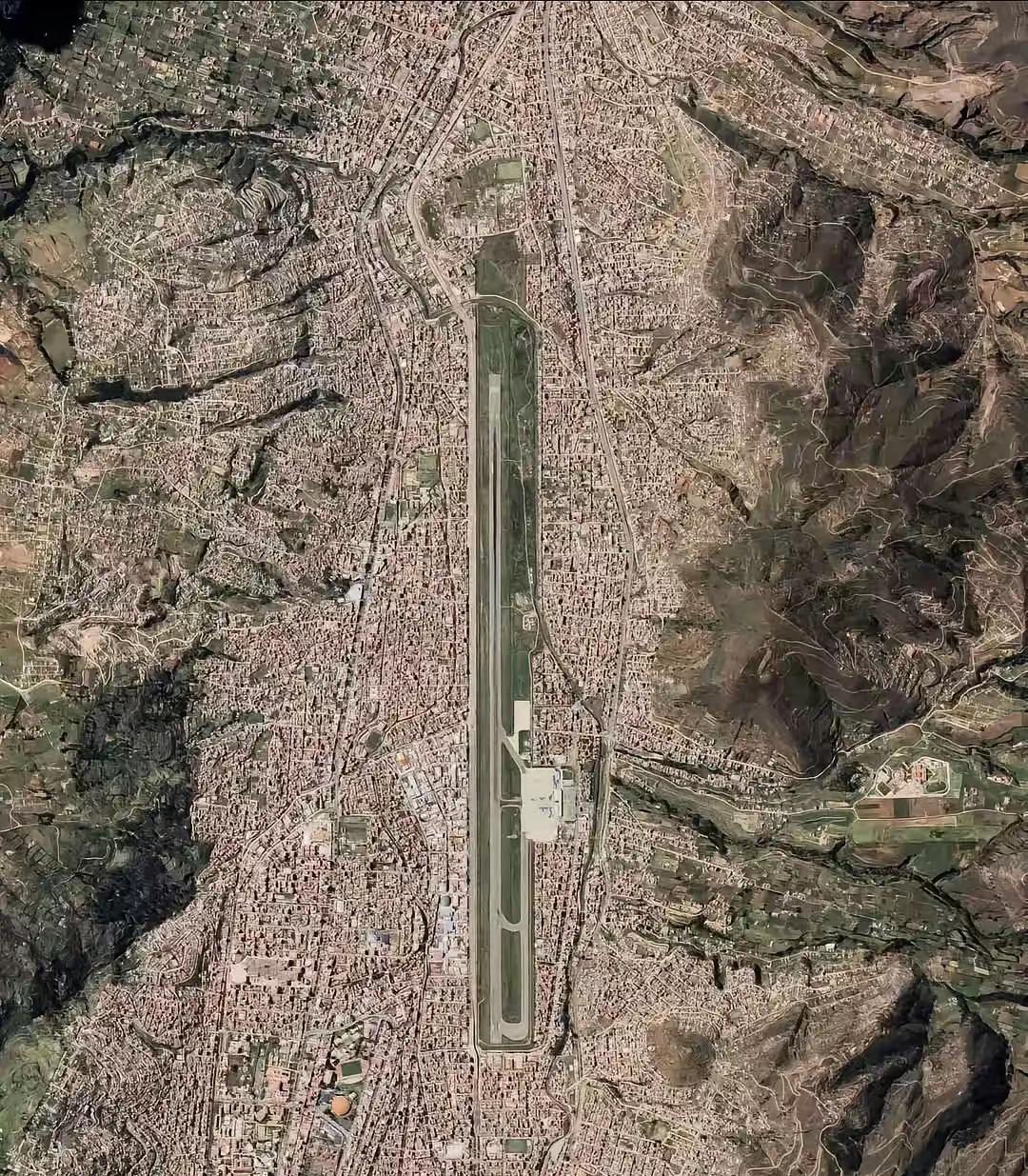 谁知道哪个城市？乍一看以为是太原，太原城区是在山谷里，机场也是在市里，但不在正中