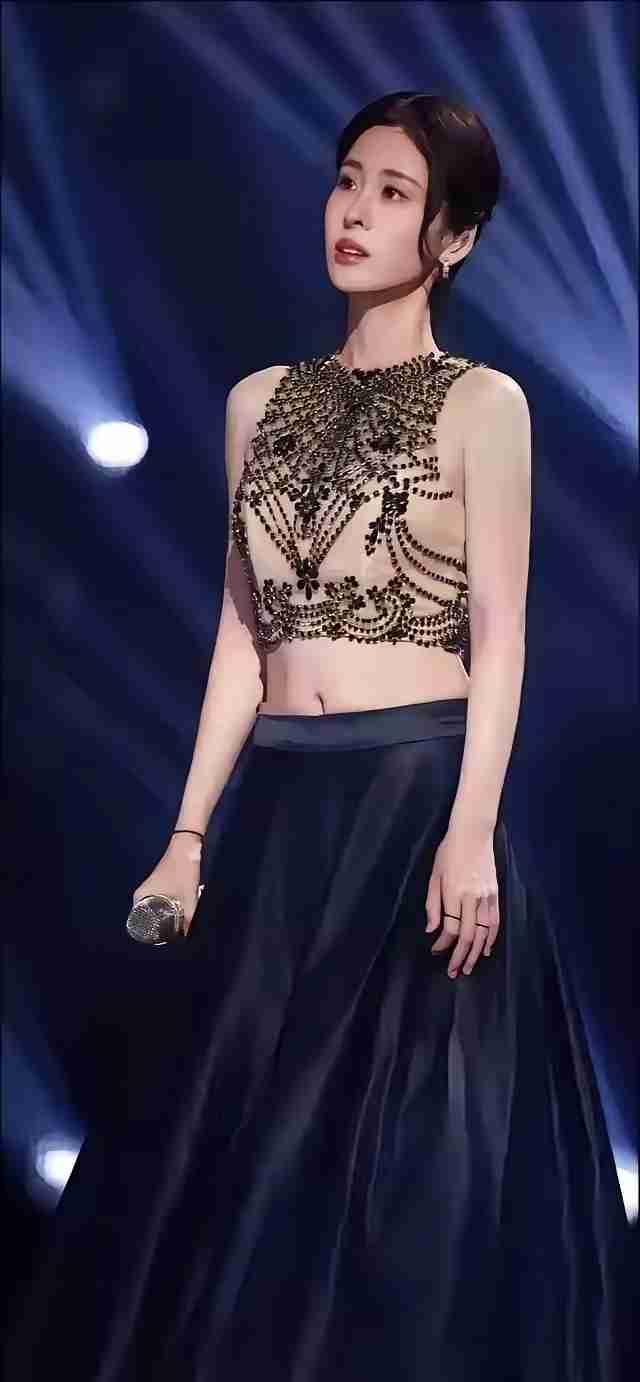 张碧晨演唱会又上热搜，这次是因为一件上衣。灯光打下来，衣服若隐若现，确实惹