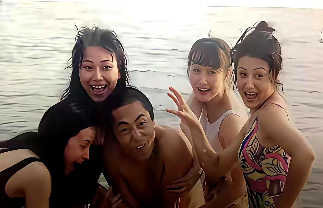 被调侃艳福不浅的张艺谋，才是真的拎得清。网传“河里洗澡四个美女围着转”根本