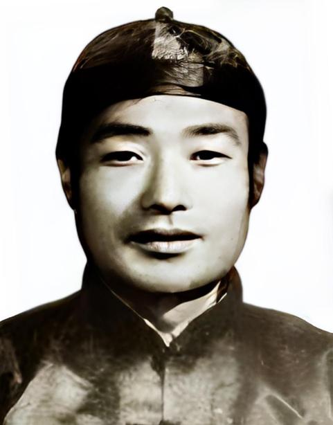 1933年，白子峰被日军捕获，辣椒水把他灌得双目失明，负责逼供的敌人，见白子峰死
