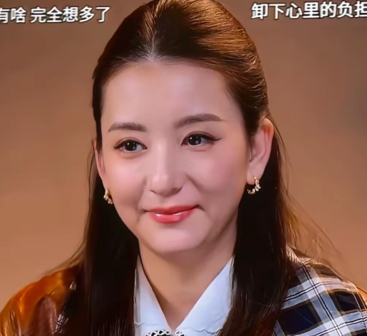 方媛郭富城这一家子，都是小矮个子，小短腿，郭富城一直很介意自己的身高劣势，应该像