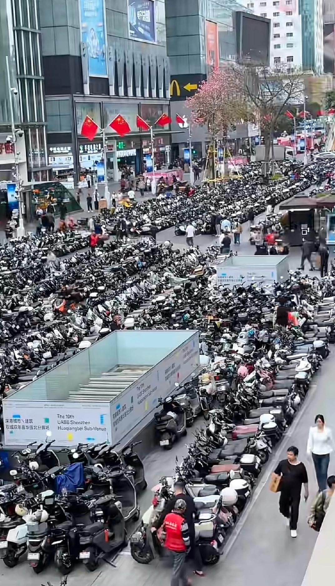 华强北电动车限行成效华强北的电鸡一夜之间被清空，这几年真的泛滥成灾，好好的步