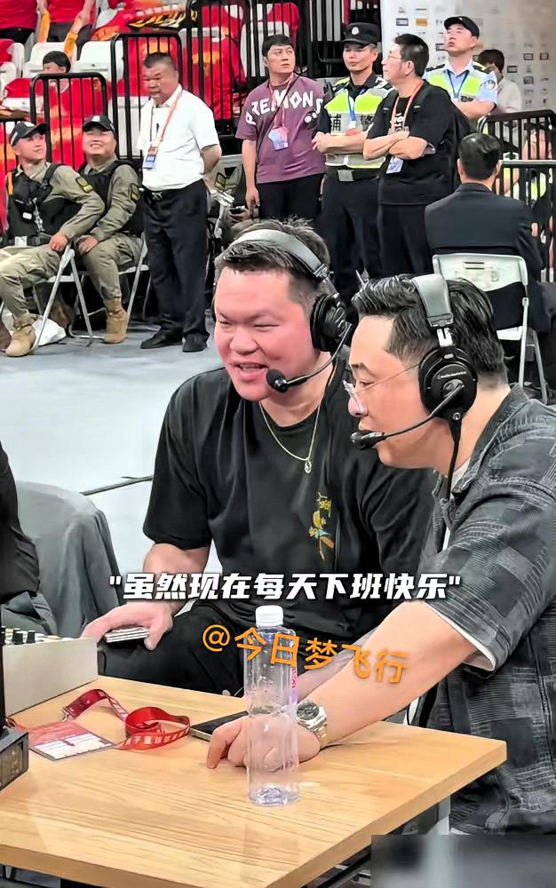 一场解说费10万，朱芳雨终于不用再装了，整个人彻底松弛下来。卸任广东总经理没