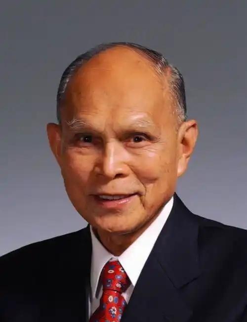 1950年，霍英东送给志愿军的货物被海盗劫持，他自己也被海盗用枪顶头，霍英东的呼