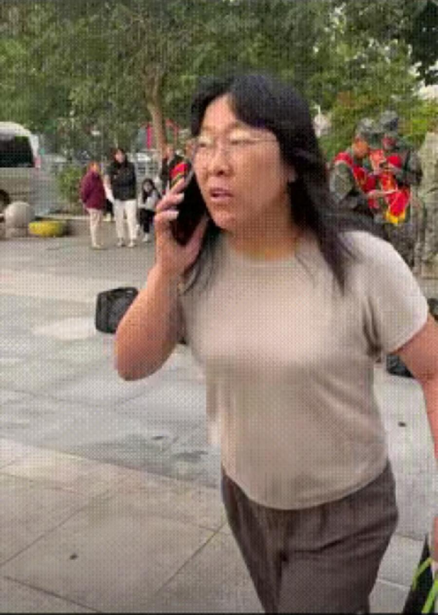 “上人民日报了！”宿州新兵入伍即将启程，一位母亲匆匆赶来，她焦急的在新兵中找寻儿
