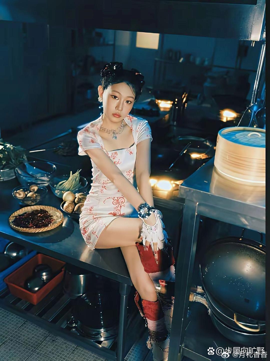 沈佳润第二张专辑临近上线，沈春阳的基因终于显形——五官随妈，身形也圆润贴了母亲线条。早先小沈阳给她搭