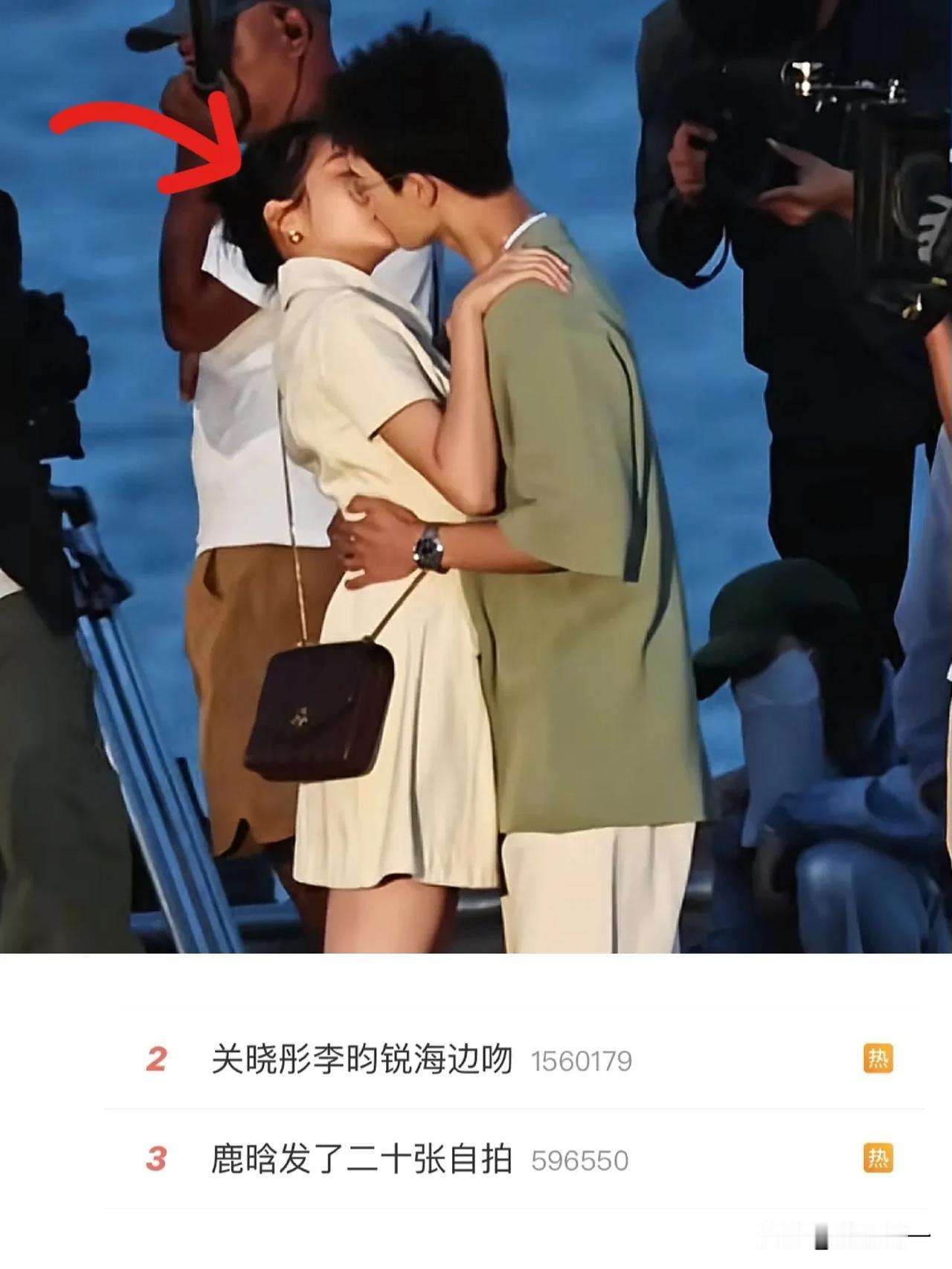 不是关晓彤、鹿晗你们俩隔着上演恨海晴天呢[捂脸哭]一个和李昀锐海边激吻半小时冲上热