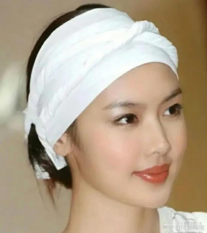 以‏‏前总觉‏得乐基儿不好﻿看，现在回﻿头再看，才﻿发﻿现她⁠美得很有质感，黎明