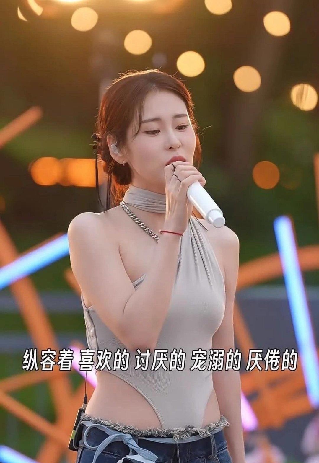 谁给张碧晨安排的衣服，一言难尽，太不方便了吧​​​