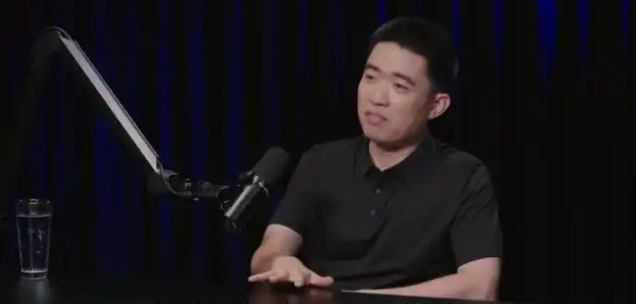 李想: 我想说几句心里话！今天中午，李想来到车间，背后是准备好的i8现车，他