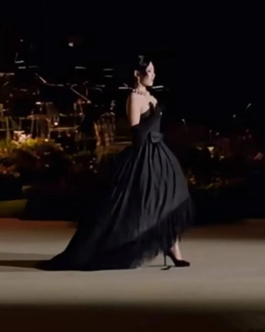 宁艺卓身高160实打实的，不可能和鞠婧祎一样矮，张婧仪和宋雨琦都是穿的防水台​