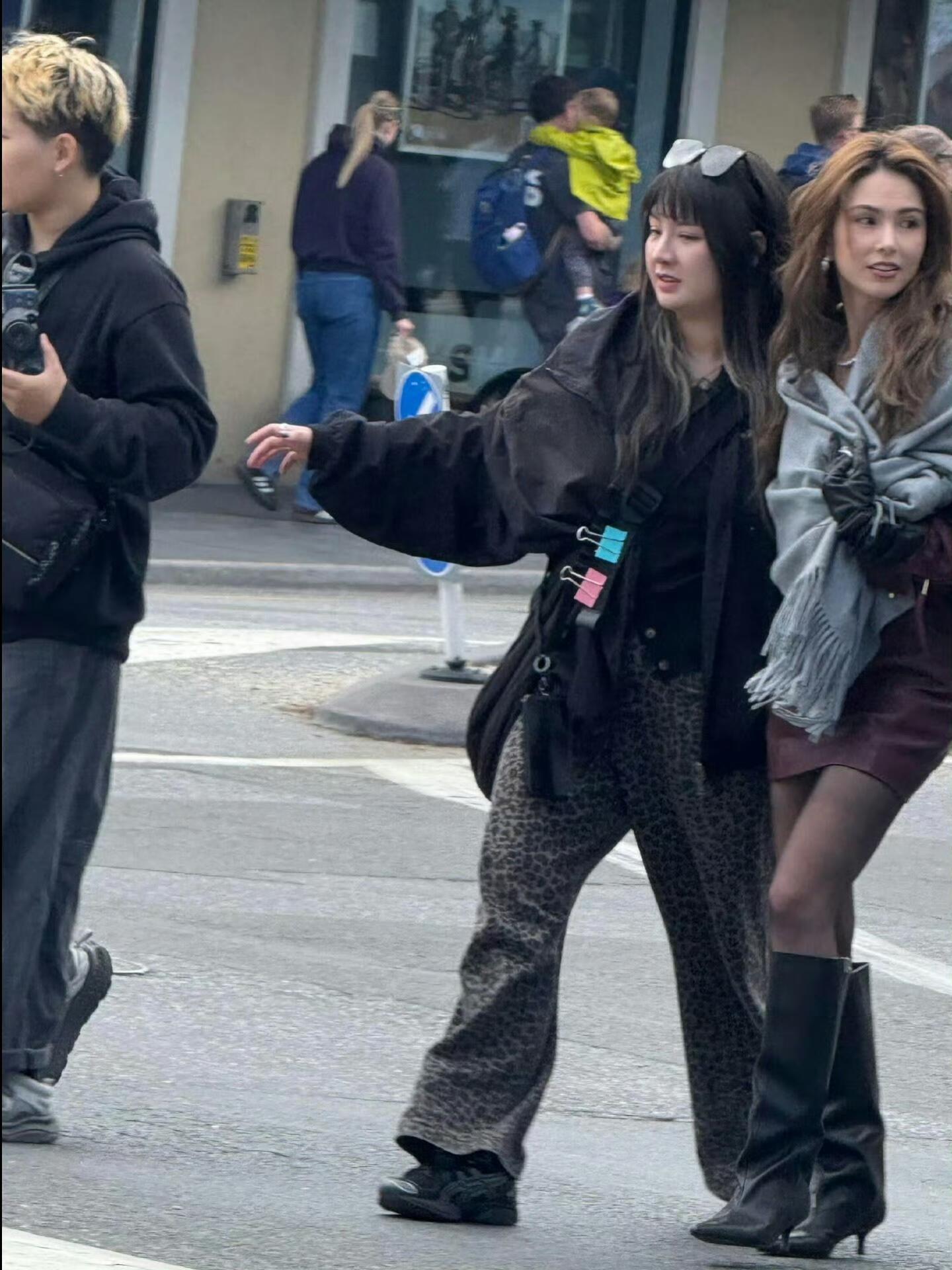 路人镜头下的昆凌好美，一点都看不出已经是三个孩子的妈妈了。