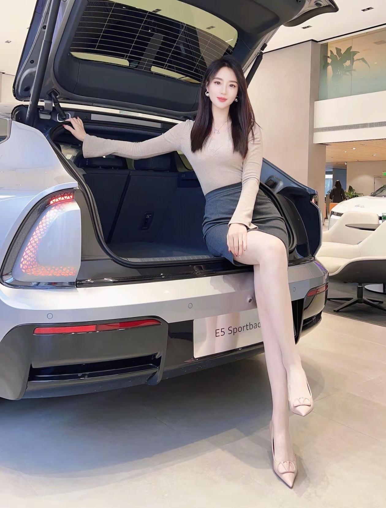 气质佳，形象美的车模