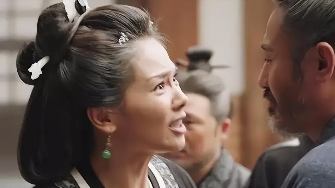司马懿晚年，嫌弃50多岁的发妻张春华年老色衰，不愿与她住一屋。他搬去宠妾柏夫人卧