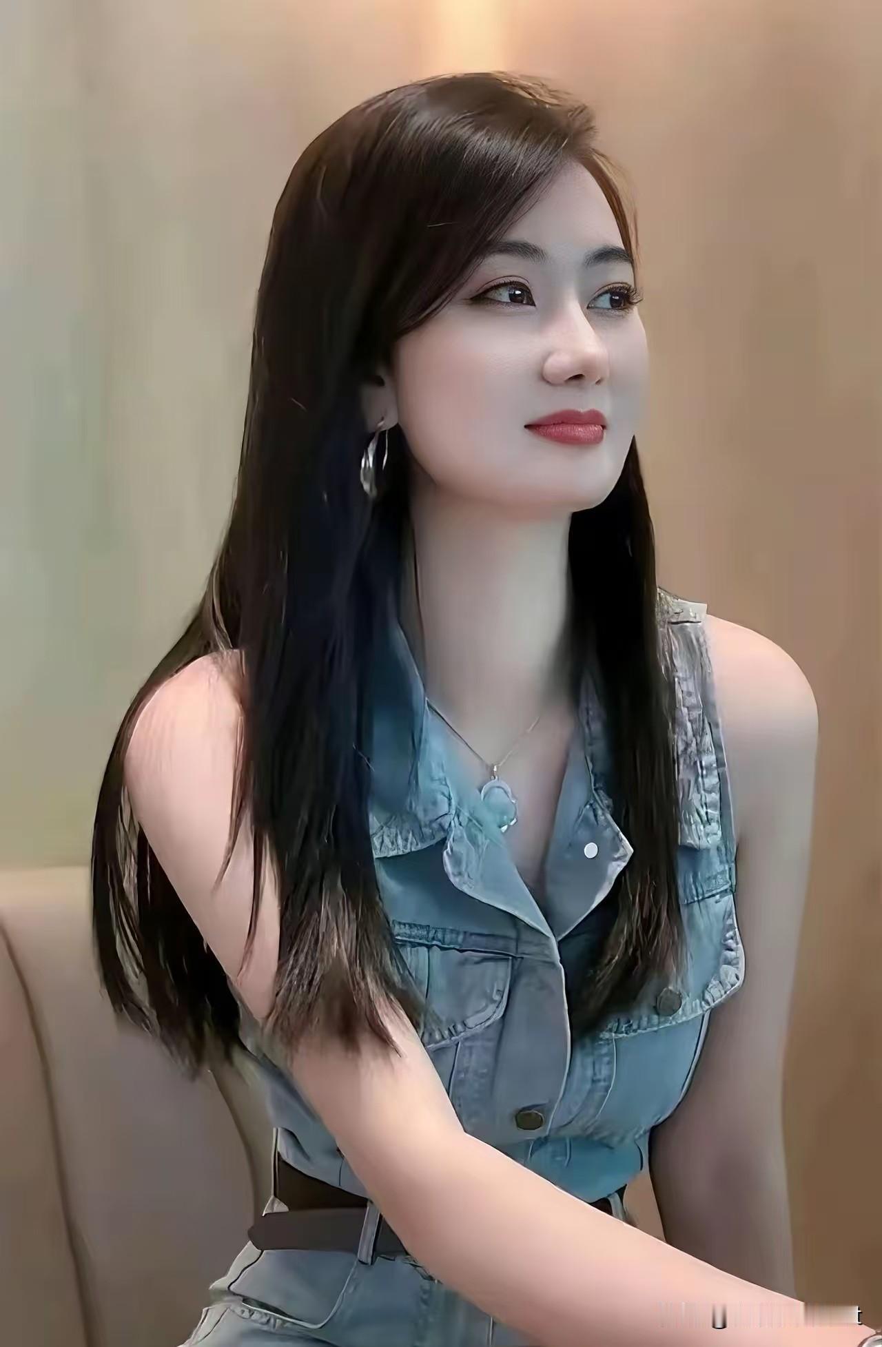 如梦令·凝眸柔发轻垂肩畔，翠佩莹光温婉。抬眼眺闲云，眉目悠然清澹。闲盼